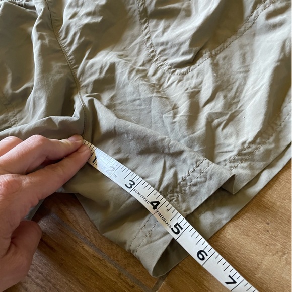 Columbia 5” inseam Casual Tan hiking Shorts women’s medium - Picture 8 of 9